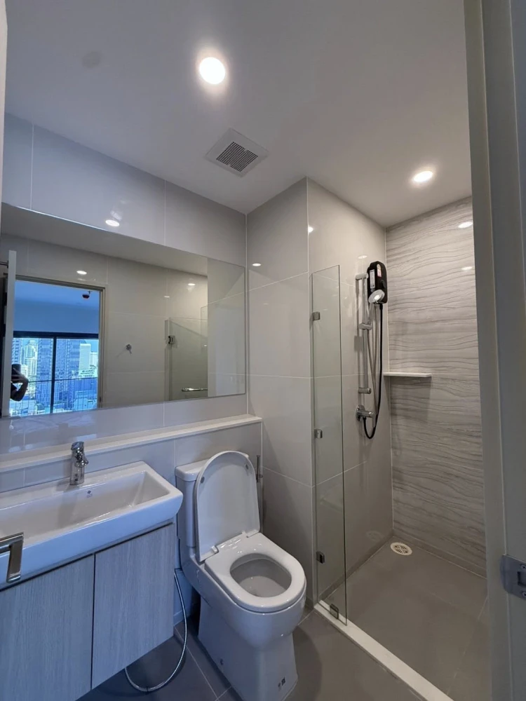Condo for rent, Life Rama 4 - Asoke, ready to move in, complete with amenities, just bring your own luggage and move in. You must reserve.
