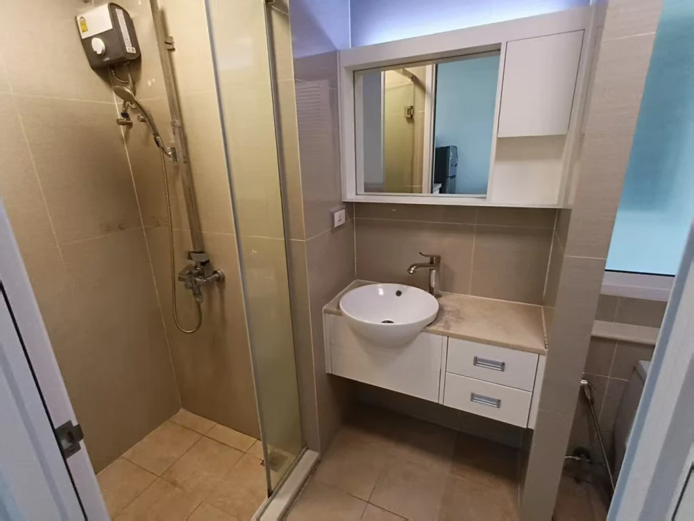 Condo for rent TC Green, 1 bedroom, 1 bathroom, in the heart of Rama 9. Just bring your bag and move in.