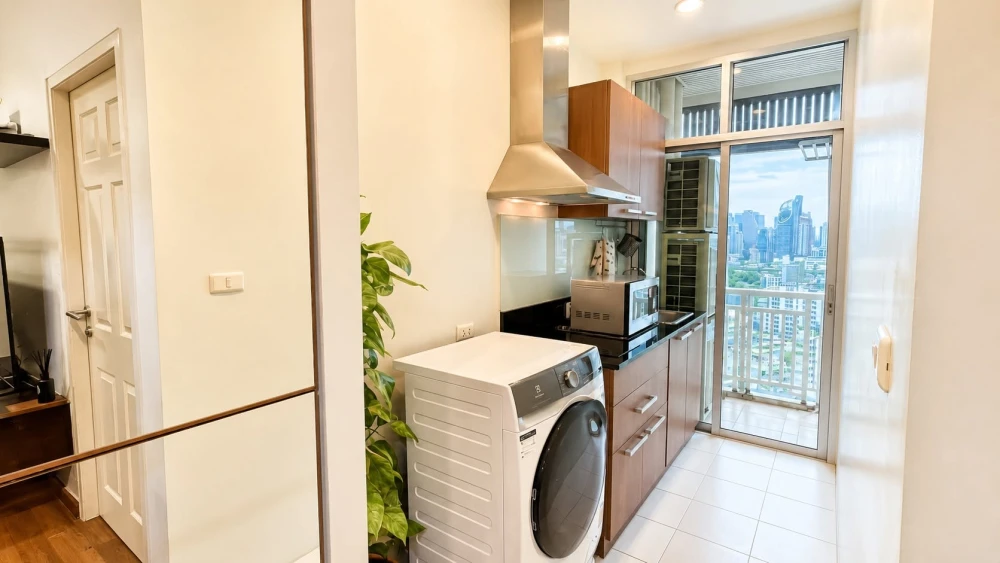Condo for rent, Chewathai Ratchaprarop. Spacious and comfortable unit with ample living space and complete amenities. Book now!