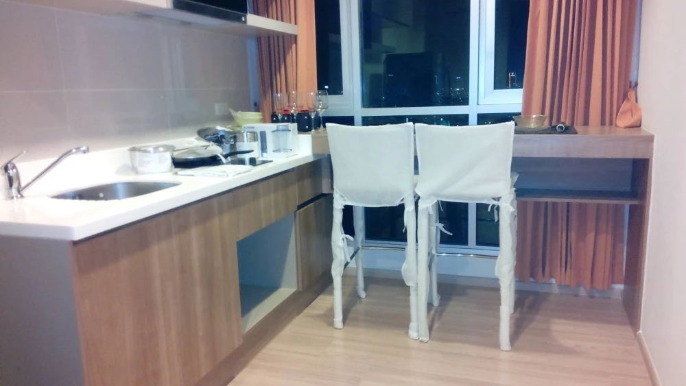 En alquiler!! Condo Rhythm Sathorn, junto a BTS, viaje extremadamente conveniente.