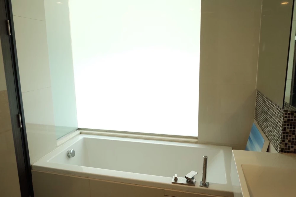 Condo for rent, Rhythm Sukhumvit 44/1, spacious room, bright and comfortable, separated into sections, book first, get first.