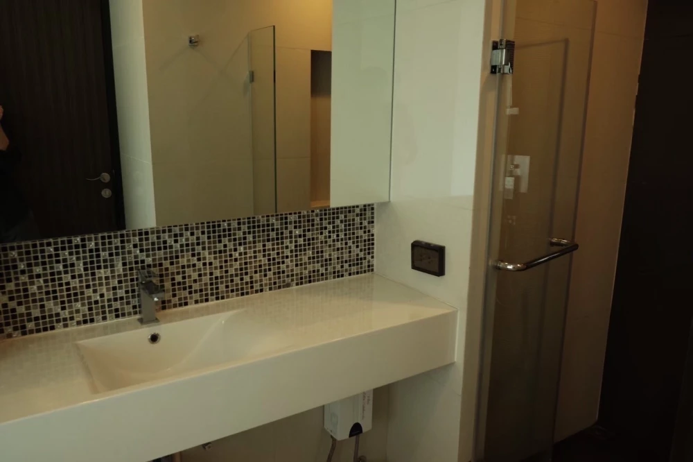 Condo for rent, Rhythm Sukhumvit 44/1, spacious room, bright and comfortable, separated into sections, book first, get first.