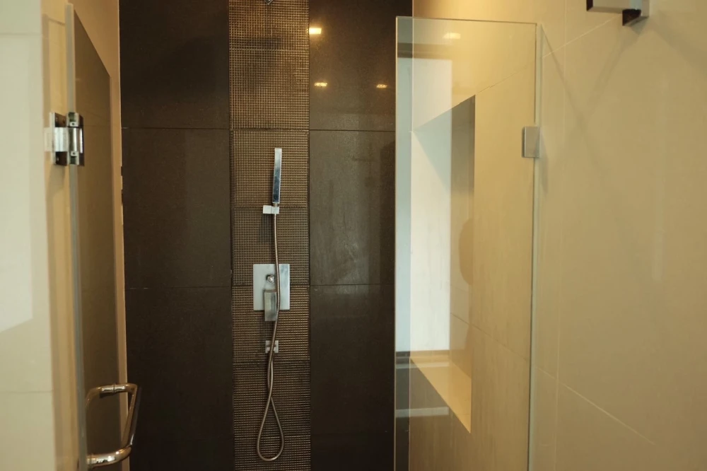 Condo for rent, Rhythm Sukhumvit 44/1, spacious room, bright and comfortable, separated into sections, book first, get first.