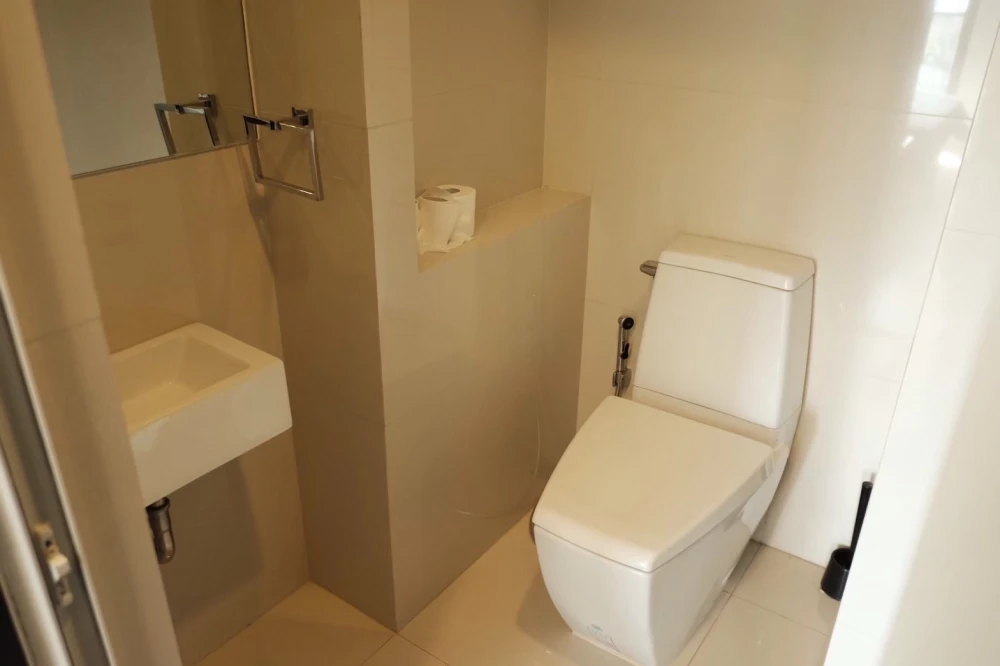 Condo for rent, Rhythm Sukhumvit 44/1, spacious room, bright and comfortable, separated into sections, book first, get first.