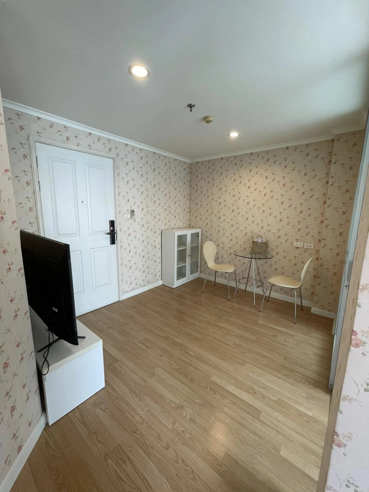Condo for rent, Lumpini Park Pinklao, room with good wallpaper, great price, if you don't reserve, you'll regret it.
