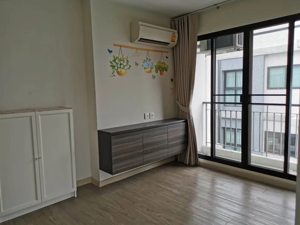 Condo for rent, Villa Lasalle. Spacious and comfortable unit with ample living space. Perfect for interior decorating enthusiasts!