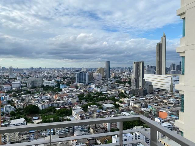 Condo for rent, Villa Sathorn, spacious unit on the 36th floor with river view and Iconsiam view. The balcony offers high privacy. Book now!