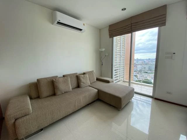 Condo for rent, Villa Sathorn, spacious unit on the 36th floor with river view and Iconsiam view. The balcony offers high privacy. Book now!