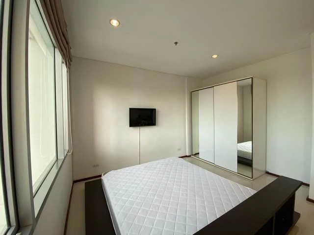 Condo for rent, Villa Sathorn, spacious unit on the 36th floor with river view and Iconsiam view. The balcony offers high privacy. Book now!