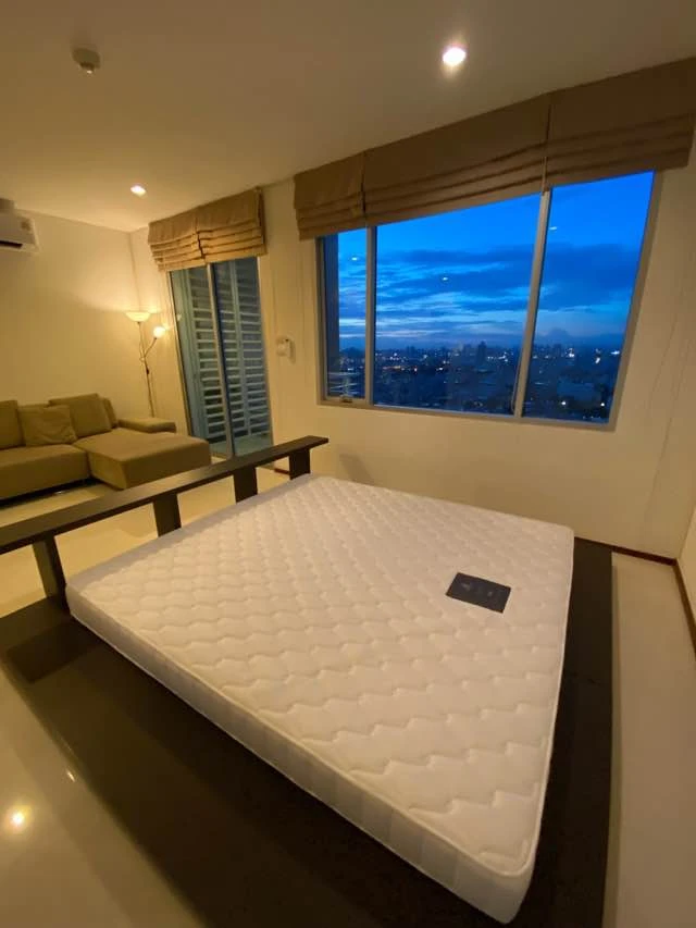Condo for rent, Villa Sathorn, spacious unit on the 36th floor with river view and Iconsiam view. The balcony offers high privacy. Book now!