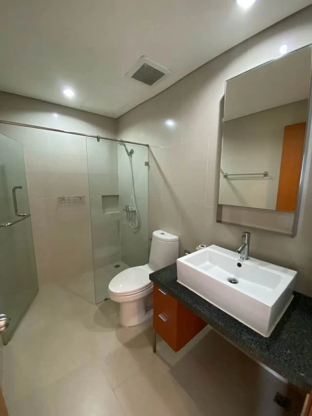 Condo for rent, Villa Sathorn, spacious unit on the 36th floor with river view and Iconsiam view. The balcony offers high privacy. Book now!