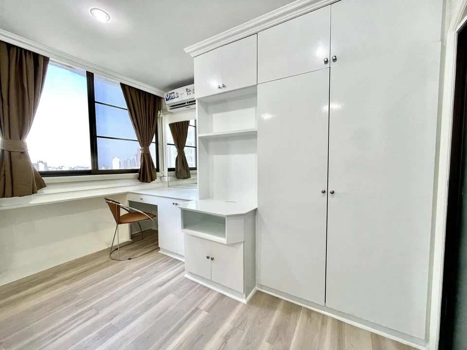 Condo for rent, Supalai Place Sukhumvit 39, the room has a lot of usable space, friendly price, complete in one place, book now.