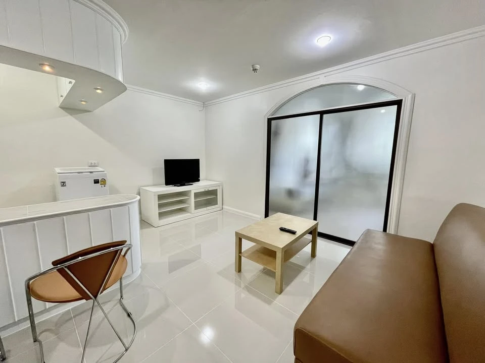 Condo for rent, Supalai Place Sukhumvit 39, the room has a lot of usable space, friendly price, complete in one place, book now.