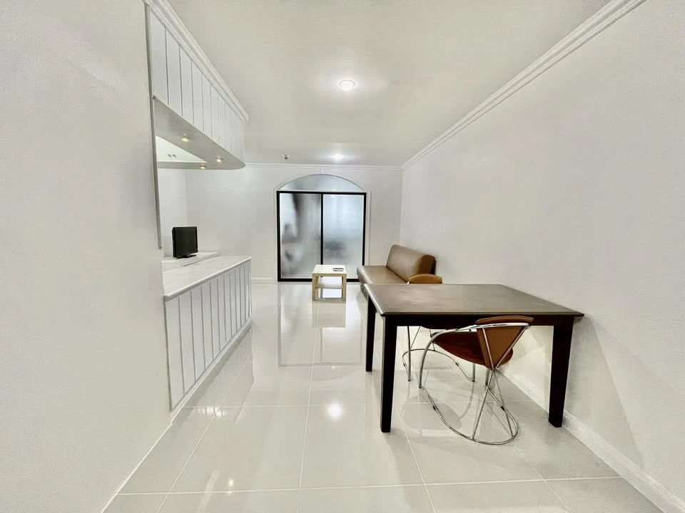 Condo for rent, Supalai Place Sukhumvit 39, the room has a lot of usable space, friendly price, complete in one place, book now.