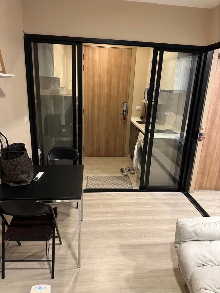 Condo for rent, Letmis Rama 9. The unit has separate partitions, creating well-defined zones. Convenient and complete amenities are all here. Book now