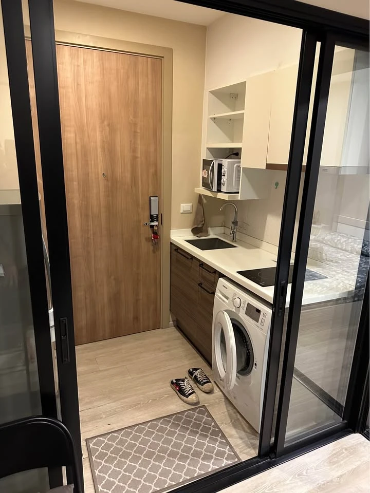 Condo for rent, Letmis Rama 9. The unit has separate partitions, creating well-defined zones. Convenient and complete amenities are all here. Book now