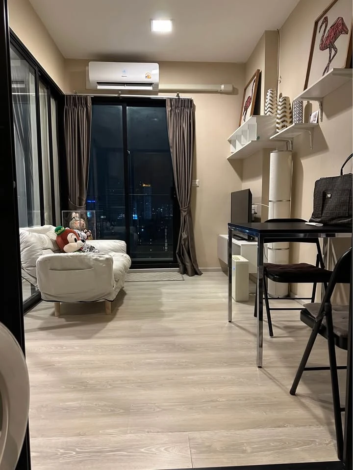 Condo for rent, Letmis Rama 9. The unit has separate partitions, creating well-defined zones. Convenient and complete amenities are all here. Book now