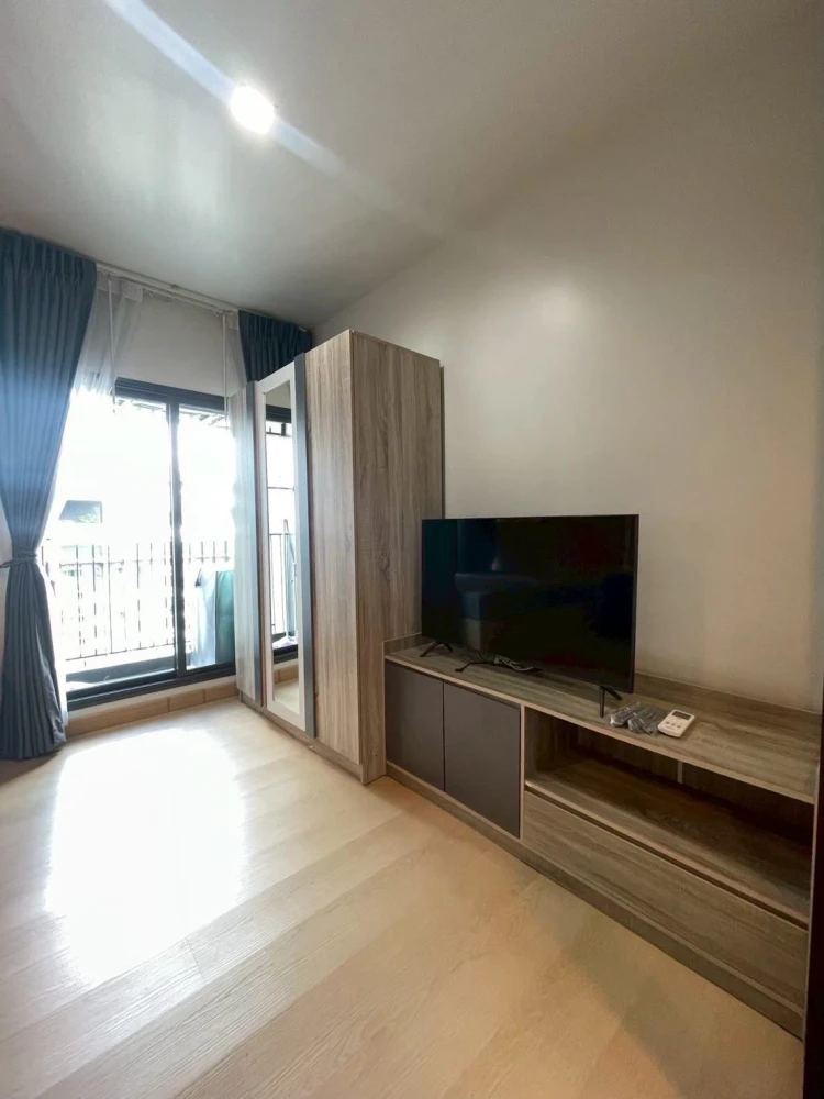 Condo for rent, Life Asoke-Rama 9, 42nd floor. Unobstructed view, bright and airy. Fully furnished. Book now!