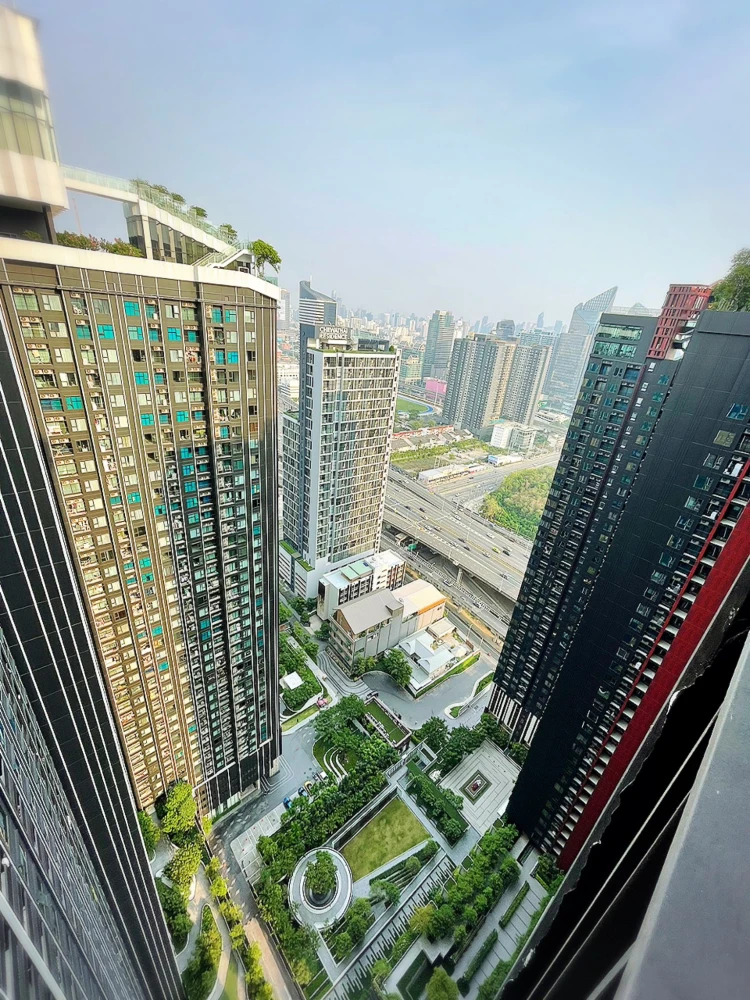 Condo for rent, Life Asoke-Rama 9, 42nd floor. Unobstructed view, bright and airy. Fully furnished. Book now!