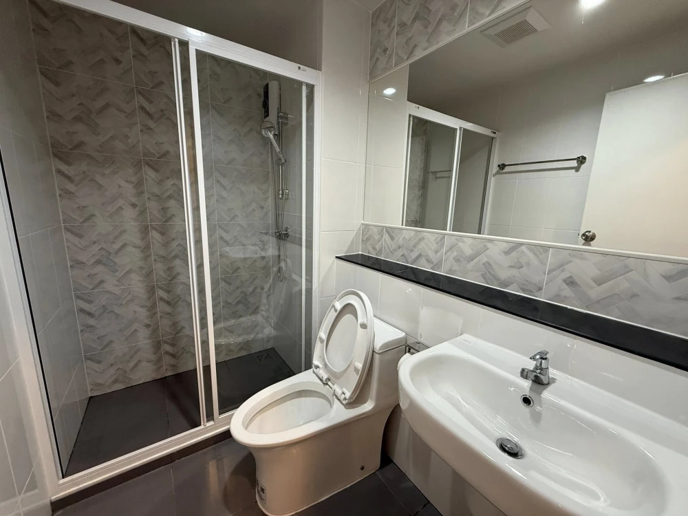 Condo for rent in a great location in Bangna, Regent Home Bangna. Spacious room with complete amenities at a great price.