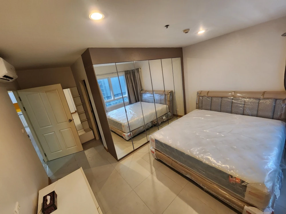 For rent, SIM Vibha-Ladprao, large room, 2 bedrooms, high floor, decorated in bright colors. Good leather sofa. Hurry up to reserve.