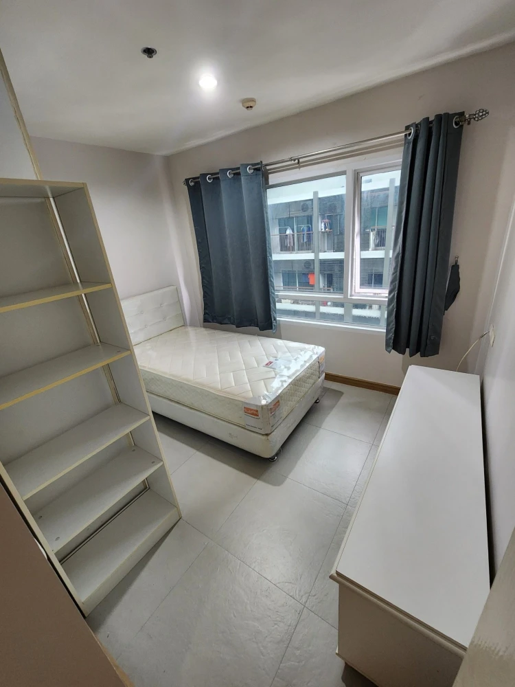 For rent, SIM Vibha-Ladprao, large room, 2 bedrooms, high floor, decorated in bright colors. Good leather sofa. Hurry up to reserve.