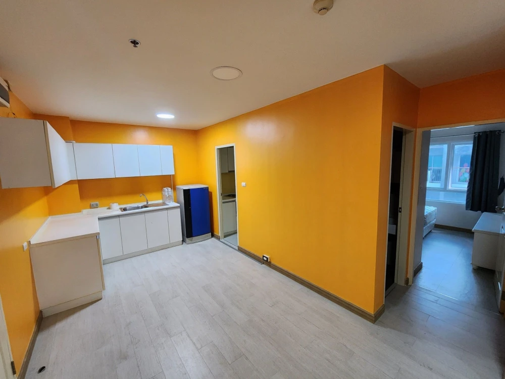 For rent, SIM Vibha-Ladprao, large room, 2 bedrooms, high floor, decorated in bright colors. Good leather sofa. Hurry up to reserve.