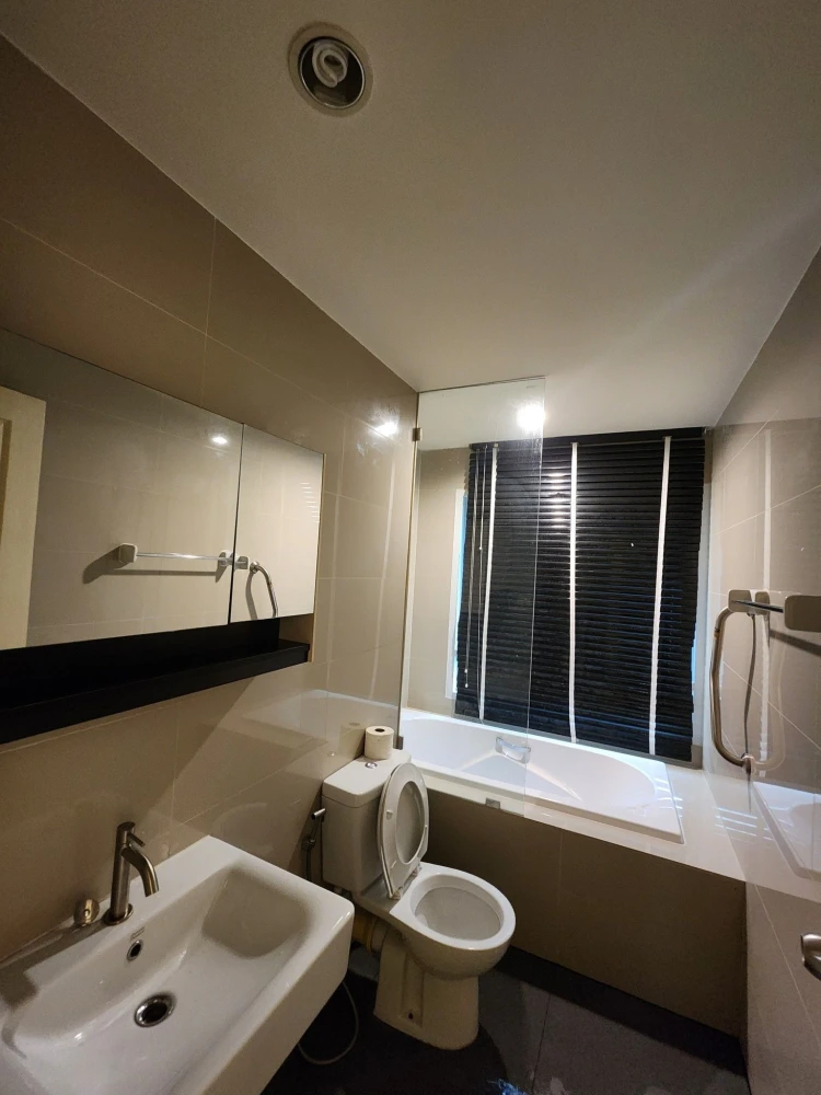 For rent, SIM Vibha-Ladprao, large room, 2 bedrooms, high floor, decorated in bright colors. Good leather sofa. Hurry up to reserve.