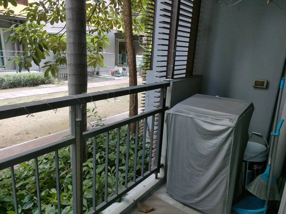 For rent: The Escape Condominium, Sukhumvit 101/1, room ready to move in, complete set of furniture, good price, don't miss booking.