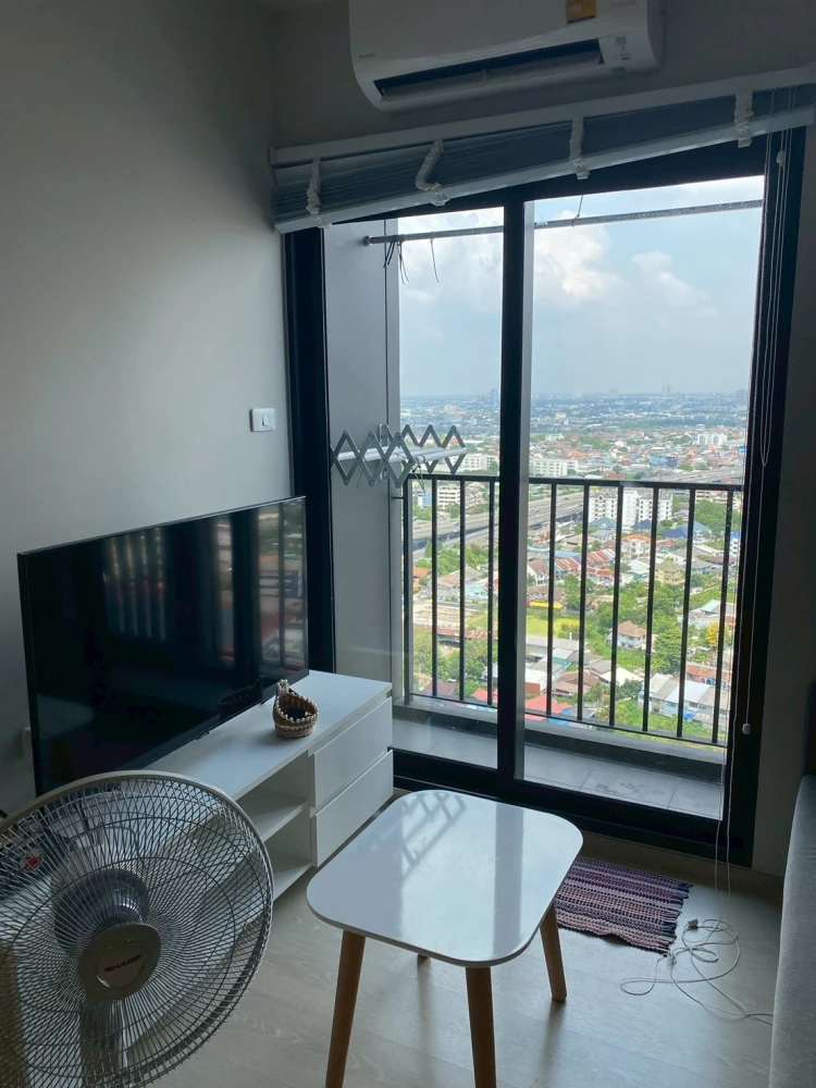 For rent: New Noble Ngamwongwan, high floor, great view, simple decorated room, easy on the eyes, already comfortable. Book now.