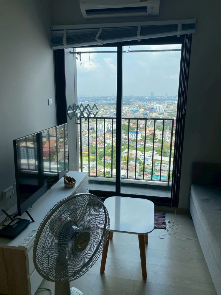 For rent: New Noble Ngamwongwan, high floor, great view, simple decorated room, easy on the eyes, already comfortable. Book now.