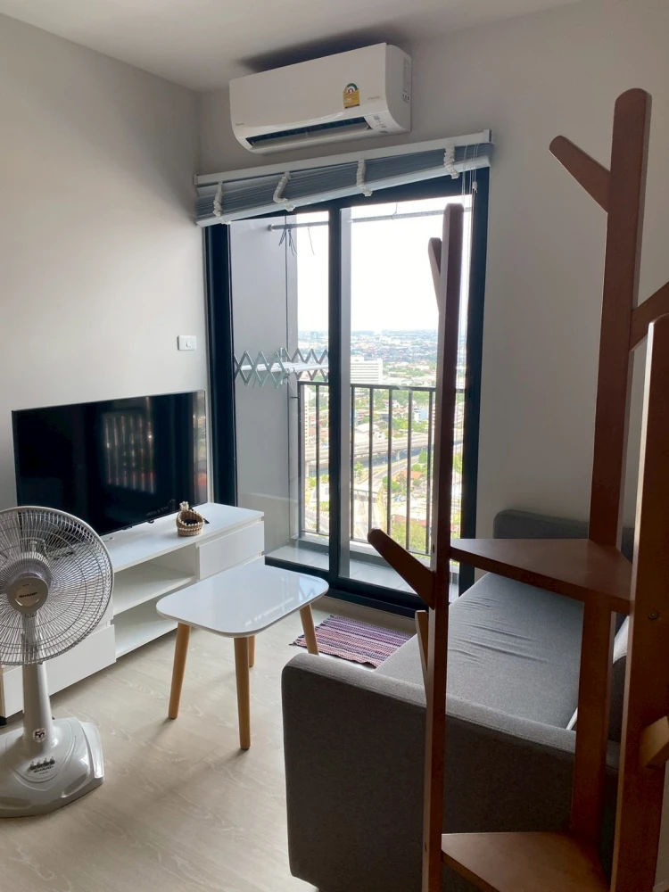 For rent: New Noble Ngamwongwan, high floor, great view, simple decorated room, easy on the eyes, already comfortable. Book now.