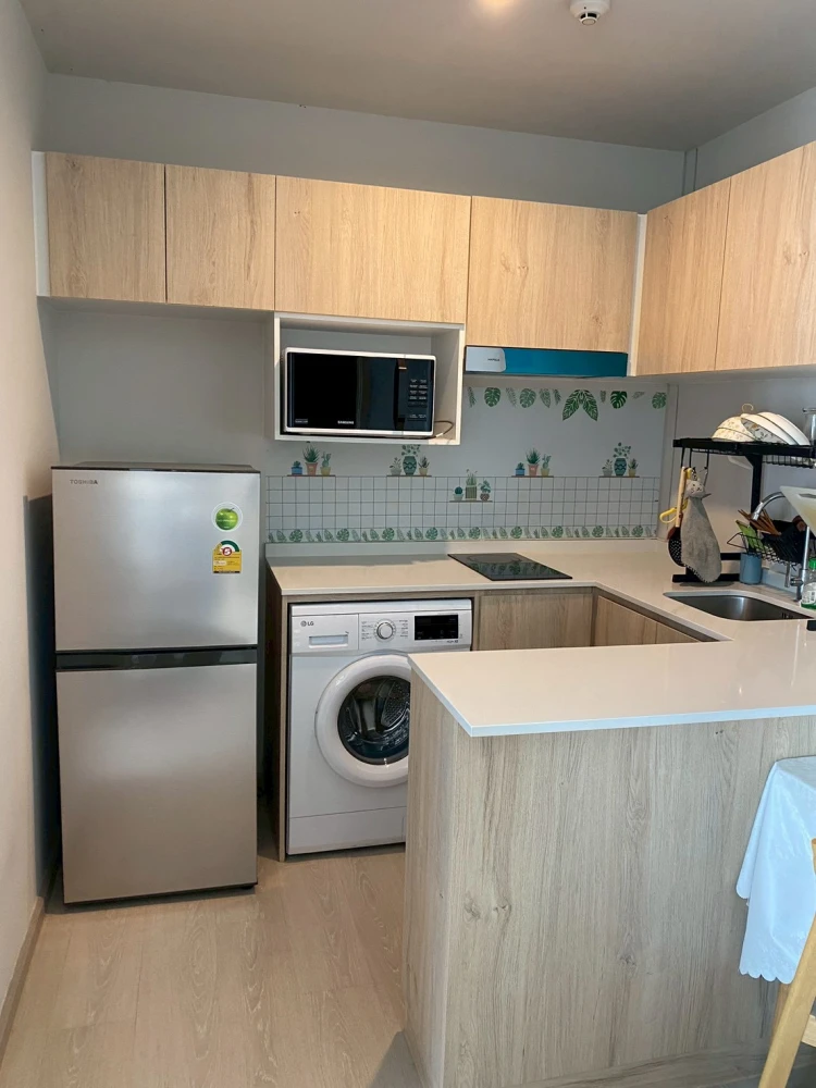 For rent: New Noble Ngamwongwan, high floor, great view, simple decorated room, easy on the eyes, already comfortable. Book now.