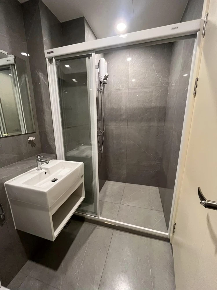 For rent: Blue Phahonyothin 35, bright room, partitioned, with amenities. Hurry and book now!