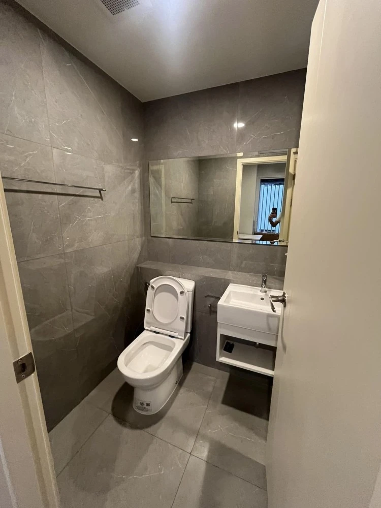 For rent: Blue Phahonyothin 35, bright room, partitioned, with amenities. Hurry and book now!