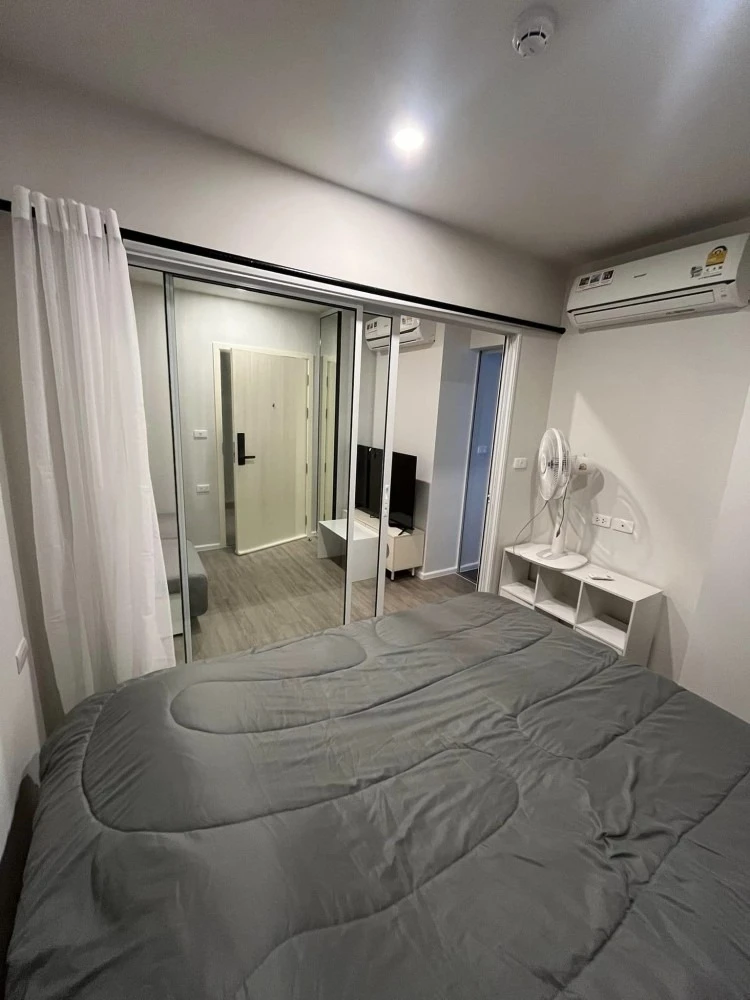 For rent: Blue Phahonyothin 35, bright room, partitioned, with amenities. Hurry and book now!