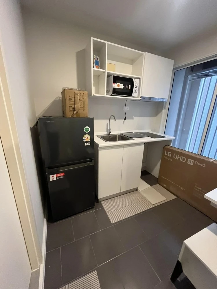 For rent: Blue Phahonyothin 35, bright room, partitioned, with amenities. Hurry and book now!