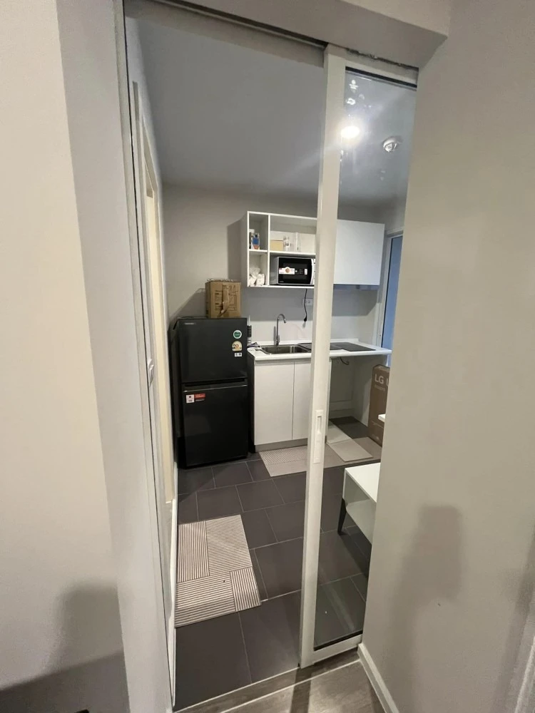 For rent: Blue Phahonyothin 35, bright room, partitioned, with amenities. Hurry and book now!