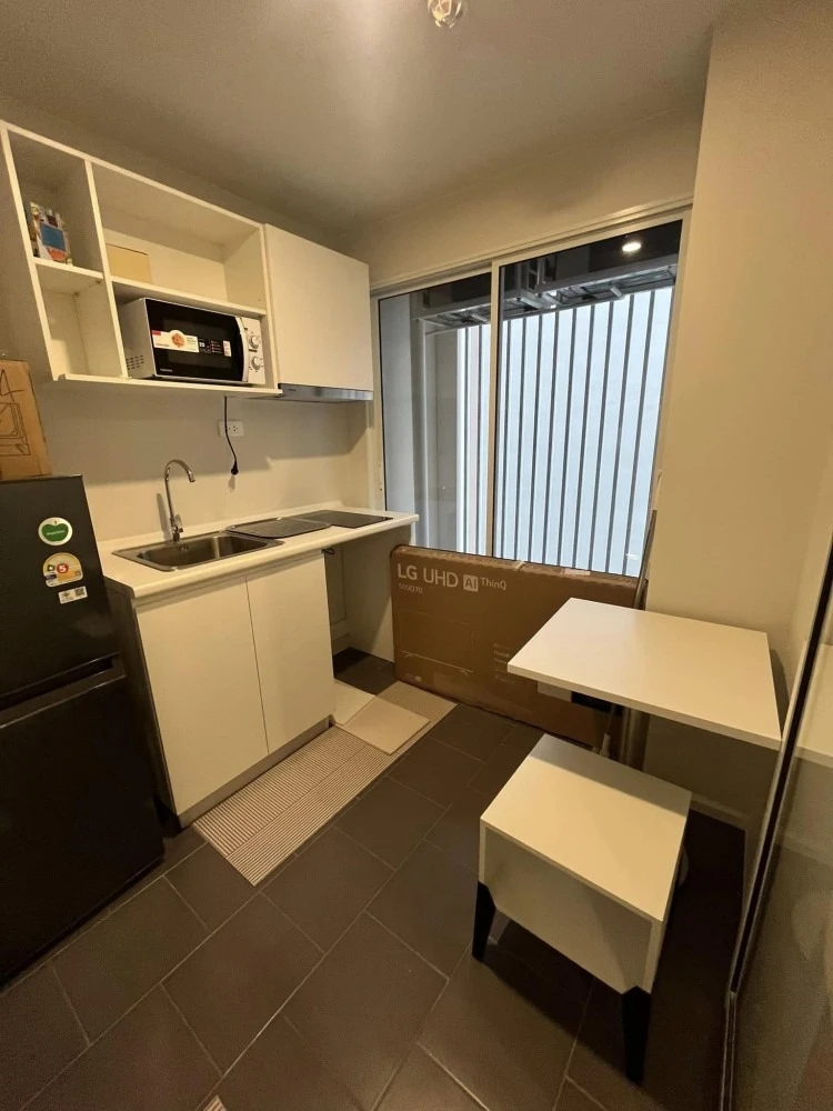 For rent: Blue Phahonyothin 35, bright room, partitioned, with amenities. Hurry and book now!
