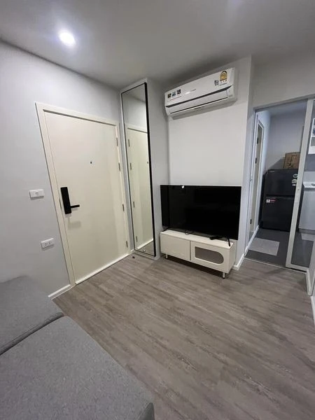 For rent: Blue Phahonyothin 35, bright room, partitioned, with amenities. Hurry and book now!