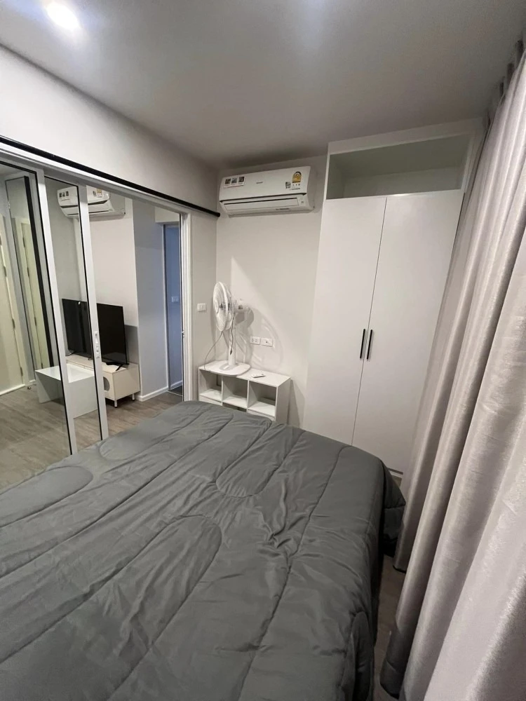 For rent: Blue Phahonyothin 35, bright room, partitioned, with amenities. Hurry and book now!