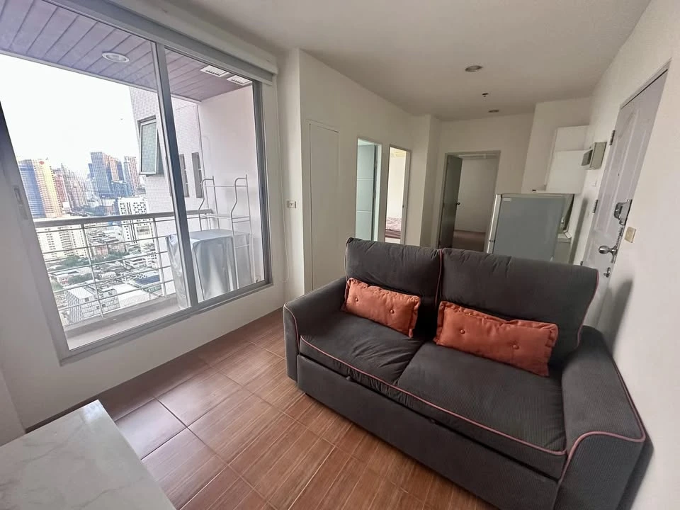 For rent: Pathumwan Resort, 25th floor, Bangkok view, open, no buildings blocking, can see Baiyoke building from the room, very beautiful, can drag yo