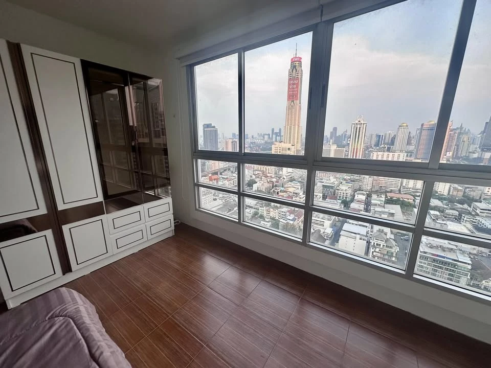 For rent: Pathumwan Resort, 25th floor, Bangkok view, open, no buildings blocking, can see Baiyoke building from the room, very beautiful, can drag yo