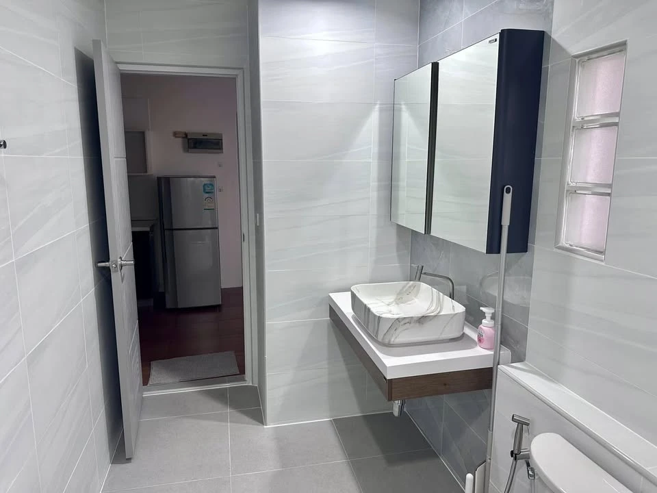 For rent: Pathumwan Resort, 25th floor, Bangkok view, open, no buildings blocking, can see Baiyoke building from the room, very beautiful, can drag yo