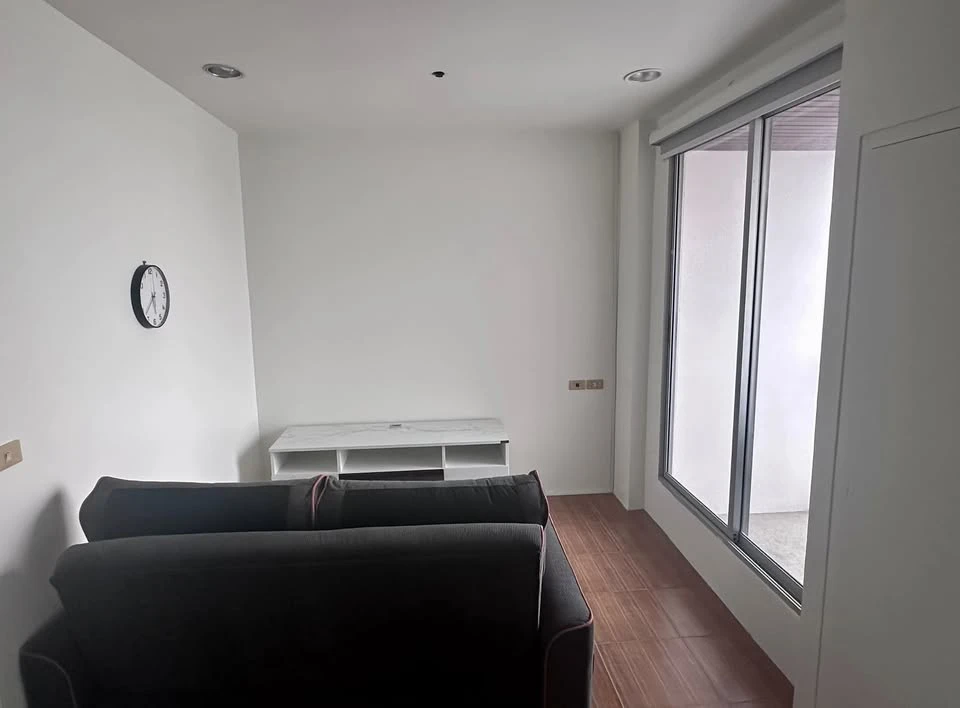 For rent: Pathumwan Resort, 25th floor, Bangkok view, open, no buildings blocking, can see Baiyoke building from the room, very beautiful, can drag yo