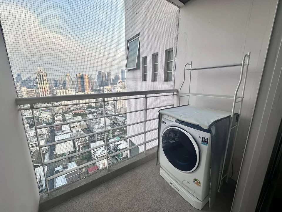 For rent: Pathumwan Resort, 25th floor, Bangkok view, open, no buildings blocking, can see Baiyoke building from the room, very beautiful, can drag yo