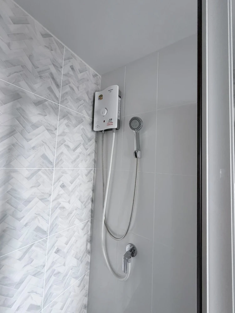 For rent: Regent Home Wutthakat. Rooms are clearly partitioned, the price is affordable, and everything you need is here. You don't want to miss this!