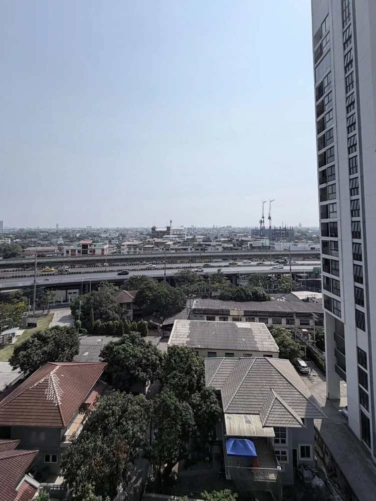 For rent: Regent Home Wutthakat. Rooms are clearly partitioned, the price is affordable, and everything you need is here. You don't want to miss this!