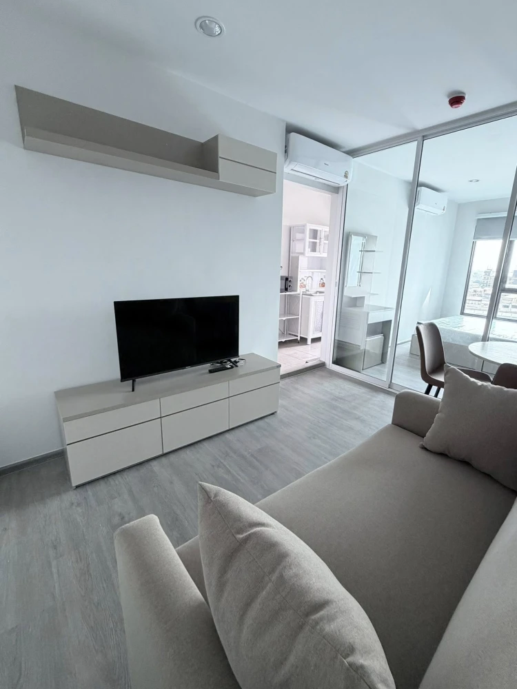 For rent: Regent Home Wutthakat. Rooms are clearly partitioned, the price is affordable, and everything you need is here. You don't want to miss this!