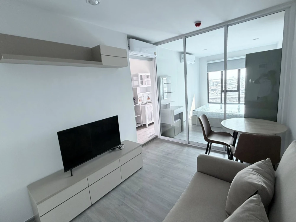 For rent: Regent Home Wutthakat. Rooms are clearly partitioned, the price is affordable, and everything you need is here. You don't want to miss this!